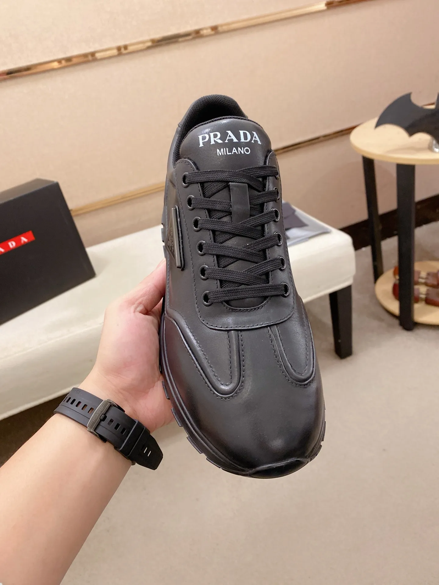 Factory price 600💰 ✔️✔️✔️High version High-quality new PRADA counters are on the market at the same time. The new men's shoes and 😘fabrics are selected from first-layer cowhide and are made by pure handicrafts. Lining: Full cowhide lining. 👍🏿 High-end ☄️ air-cushion molded anti-slip rubber outsole, exquisite lines, simple and elegant, comfortable and high-end for leisure travel. Code number: 38 to 45